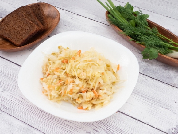 Салат из квашеной капусты с яблоком