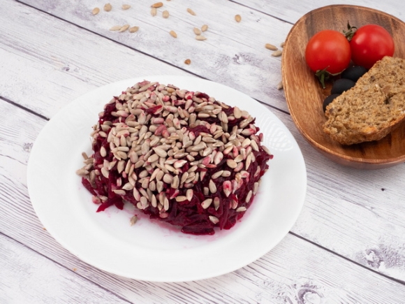 Салат из свеклы с семечками