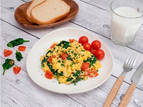 Скрэмбл со шпинатом и томатами