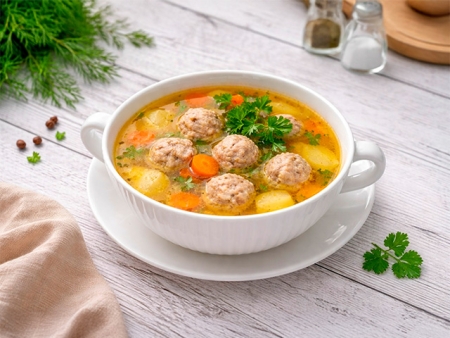 Легкий суп с фрикадельками из индейки