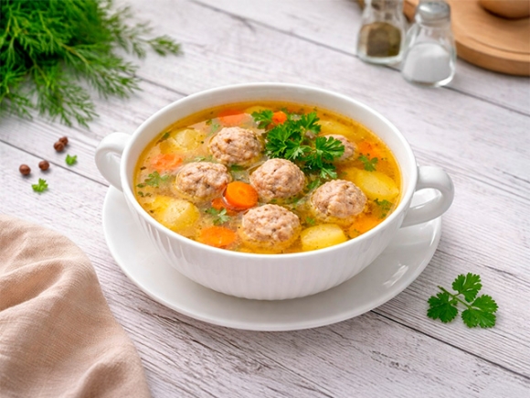 Легкий суп с фрикадельками из индейки