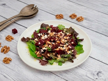 Салат из печеной свеклы с фетой и орехами