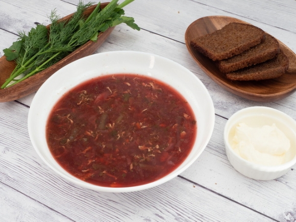 Борщ зеленый со сметаной