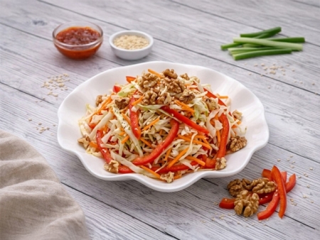 Салат «Витаминный» с орехами и болгарским перцем