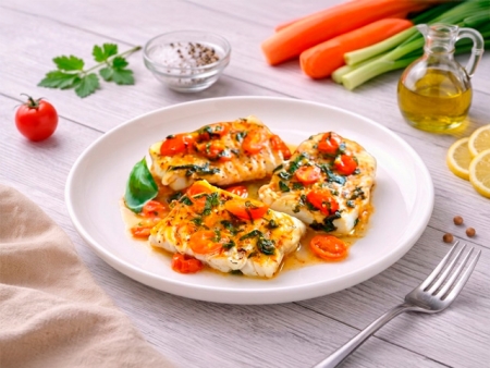 Рыбка запеченная с томатами и базиликом Рыбка запеченная с томатами и базиликом