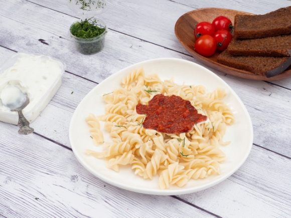 Спиральки отварные с томатным соусом